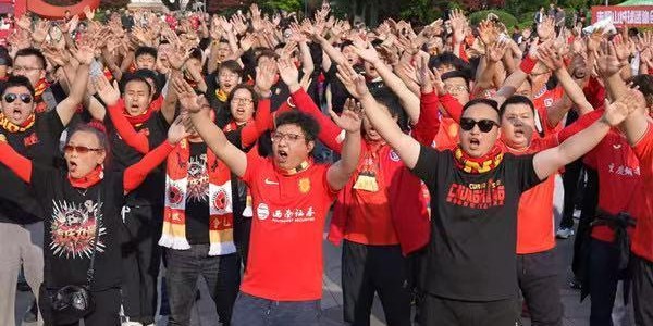熊猫体育官方网站-铜梁龙体育场首场中超联赛 暖心宠粉让球迷似“回家”